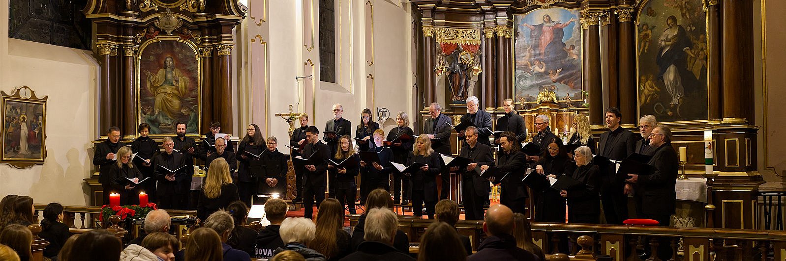 Ein singender Chor vor den Barockaltären im Chor der Pfarrkirche Hachenburg