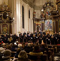 Ein singender Chor vor den Barockaltären im Chor der Pfarrkirche Hachenburg