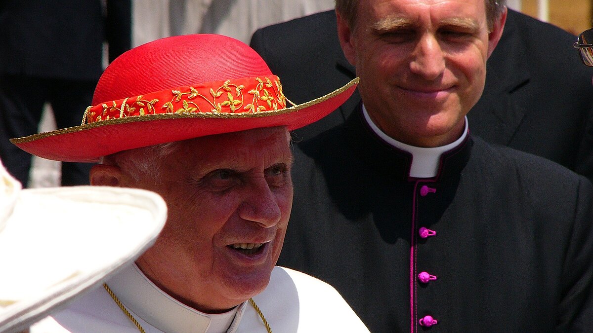 Selbst in der katholischen Kirche gibt es vielfache Kritik an der Institution des Papsttums