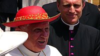 Selbst in der katholischen Kirche gibt es vielfache Kritik an der Institution des Papsttums