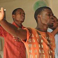 Die Hände zum Gebet erhoben