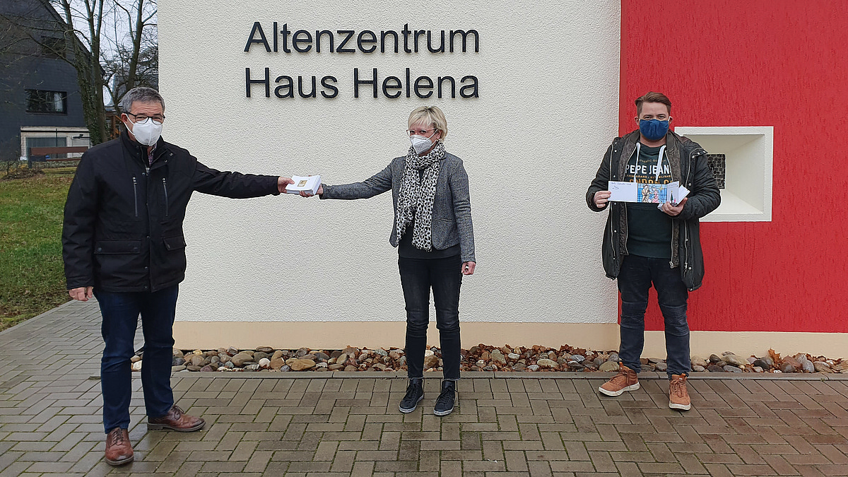 Weihnachtskarten für die Bewohner der Seniorenheime auf unserem Pfarreigebiet