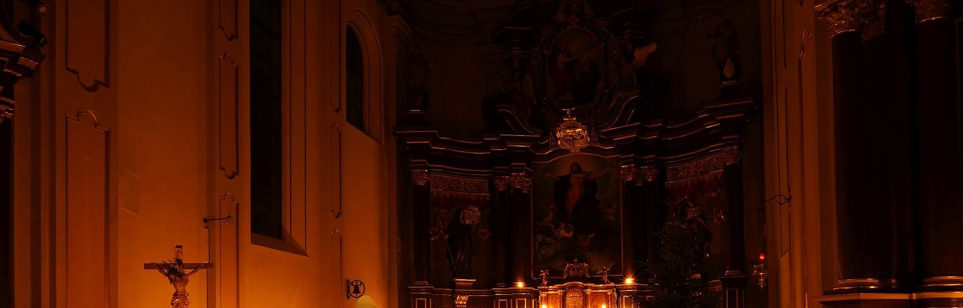 Rorate: Mit Kerzen erleuchteter Altarraum